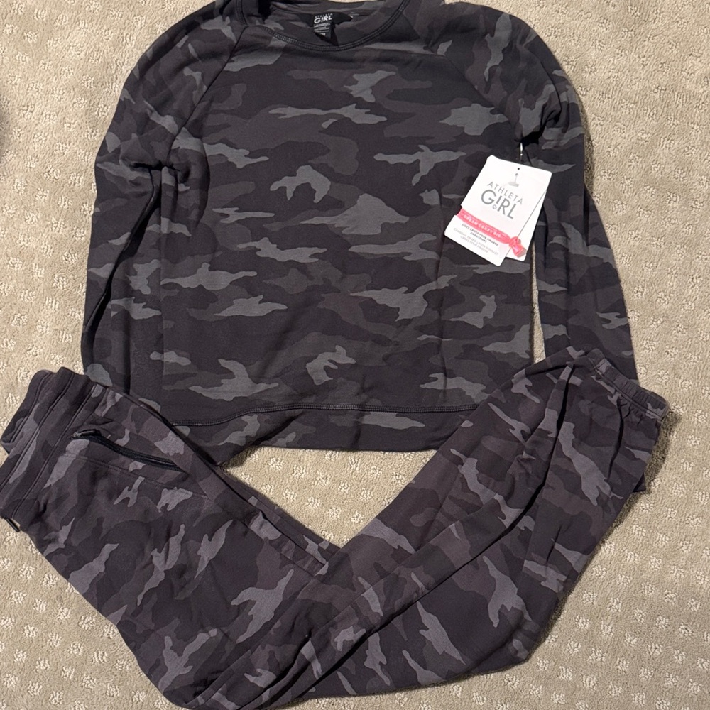 Athleta Gray and Black Camo Sweatshirt and Joggers girls size large (12)